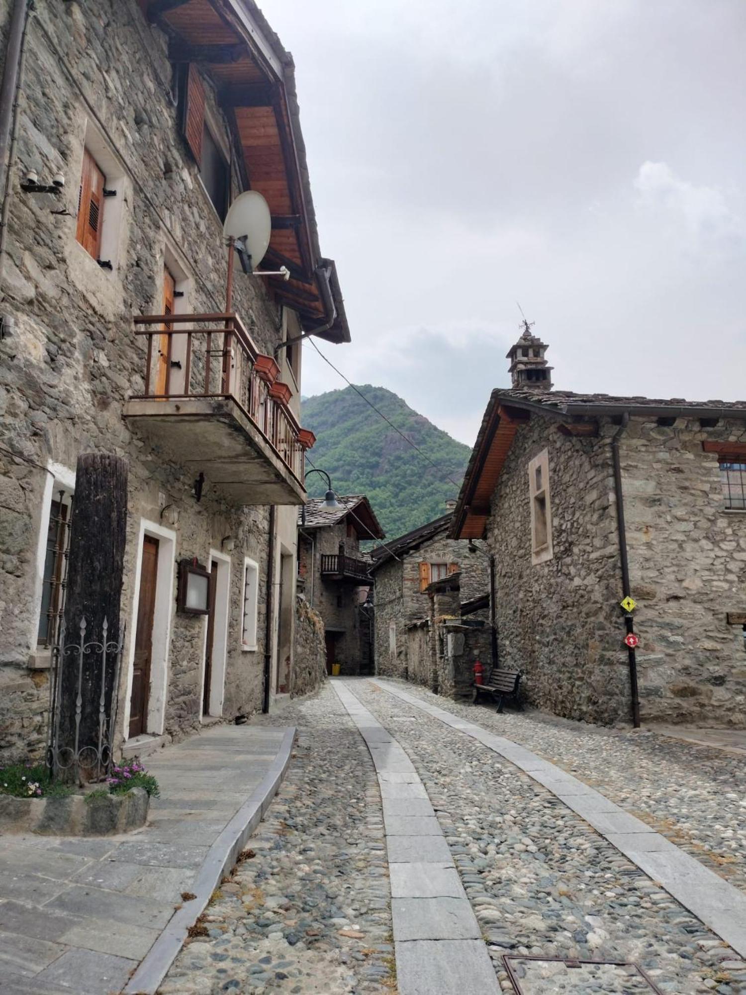 Apartament La Torre Colombaia - Monumento Del 1400 Arnad Zewnętrze zdjęcie
